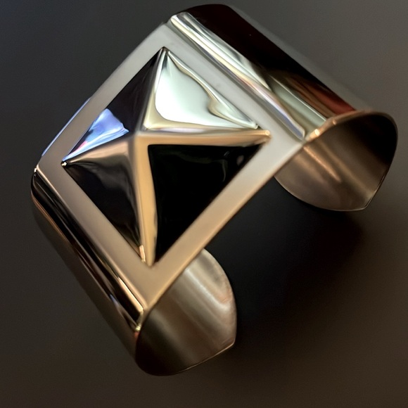 Stainless steel pyramid cuff - Picture 2 of 14